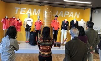 日本代表選手のユニフォーム展示を見学する様子